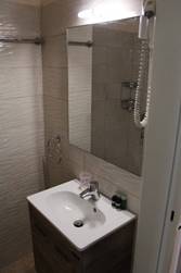 Εικόνα που περιέχει τοίχος, εσωτερικό, μπάνιο, λευκό

Περιγραφή που δημιουργήθηκε αυτόματα