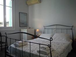 Εικόνα που περιέχει κρεβάτι, εσωτερικό, τοίχος, κρεβατοκάμαρα

Περιγραφή που δημιουργήθηκε αυτόματα